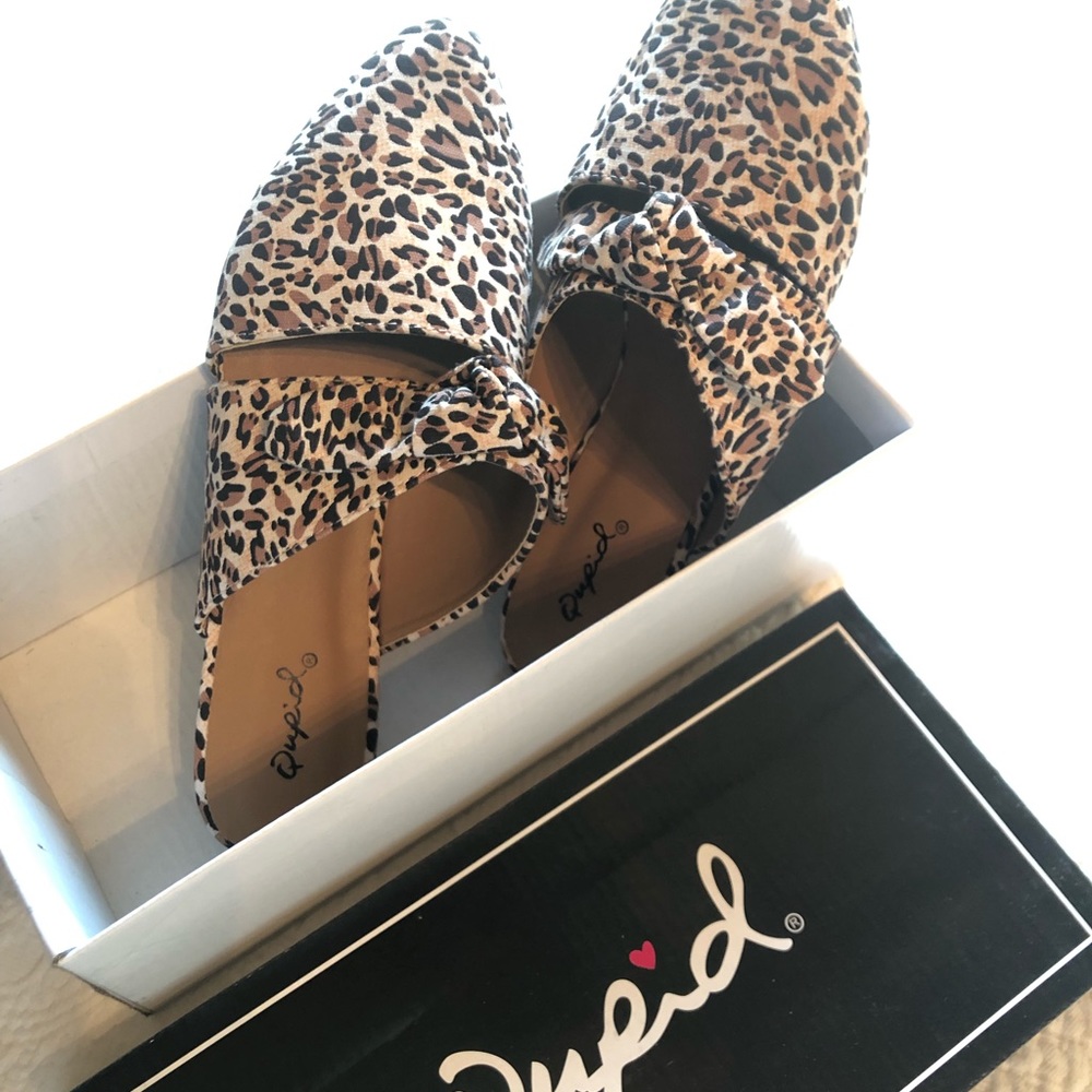 Size 7 beige leopard flats